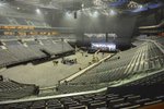 Před koncertem se led pokryje speciální izolační vrstvou, pak se může začít se stavbou pódia