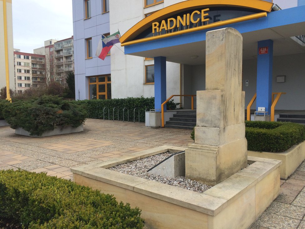 Dnes pomník se jmény letňanských rodáků a obyvatel, kteří zahynuli během 1. a 2. světové války, krášlí prostor před radnicí Prahy 18.