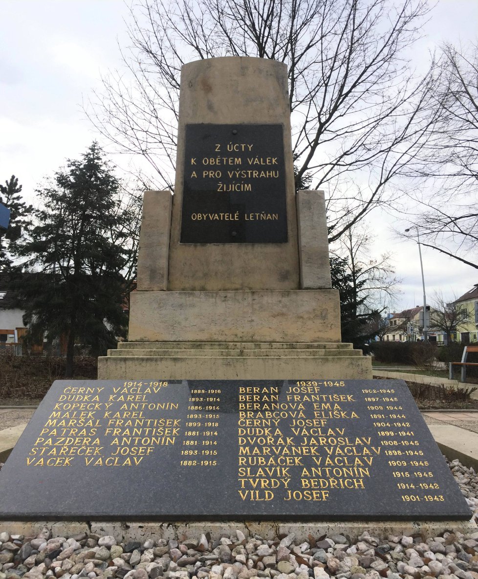 Pomník, který byl původně určen jen padlým z 1. světové války, nechali obyvatelé zřídit v roce 1920. Později se rozšířil i o uvedení jmen těch, kteří zemřeli v důsledku nacistické okupace.