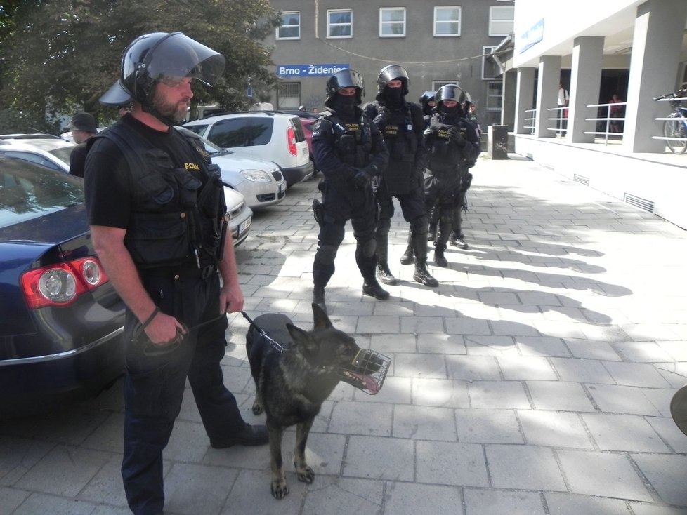 Policie přípravu na rizikový zápas nepodcenila. Část fanoušků Sparty podchytila na nádraží v Brně-Židenicích