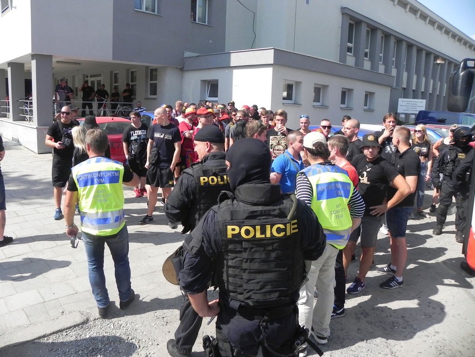 Policie přípravu na rizikový zápas nepodcenila. Část fanoušků Sparty podchytila na nádraží v Brně-Židenicích