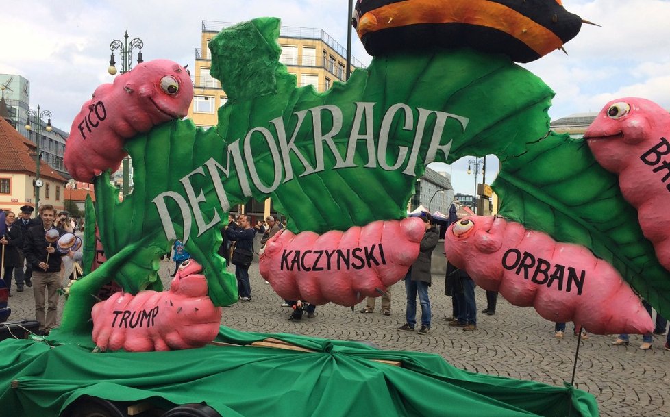 První máj v Praze patří i recesistům. Na náměstí Republiky zní protibabišovská hesla jako „každý den s koblihou a nikdy jinak“.