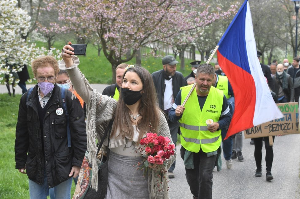1. Máj v ČR: Lidé na Petříně zvedali májku, ale také si přitom zaprotestovali