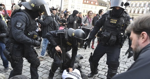 Radikálové podávají žalobu na radnici Brno-střed kvůli předčasnému rozpuštění jejich průvodu.