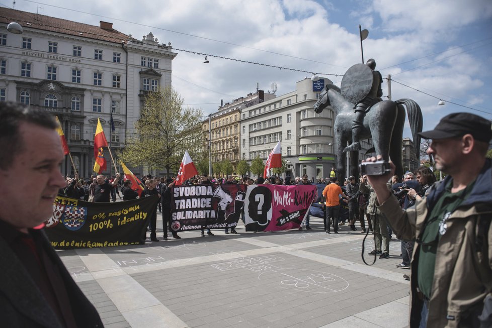 Brno na 1. máje: střety  neonacistů s odpůrci kontrolovala policie na koních, těžkooděnci i vrtulník.