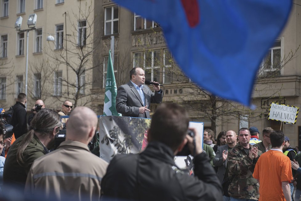 Brno na 1. máje: střety  neonacistů s odpůrci kontrolovala policie na koních, těžkooděnci i vrtulník.