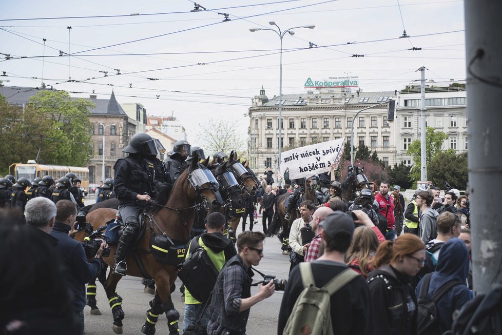 Brno na 1. máje: střety sluníčkářů s neonacisty kontrolovala policie na koních, těžkooděnci i vrtulník.