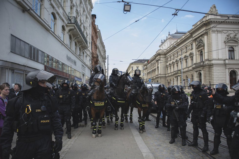 Brno na 1. máje: střety sluníčkářů s neonacisty kontrolovala policie na koních, těžkooděnci i vrtulník.