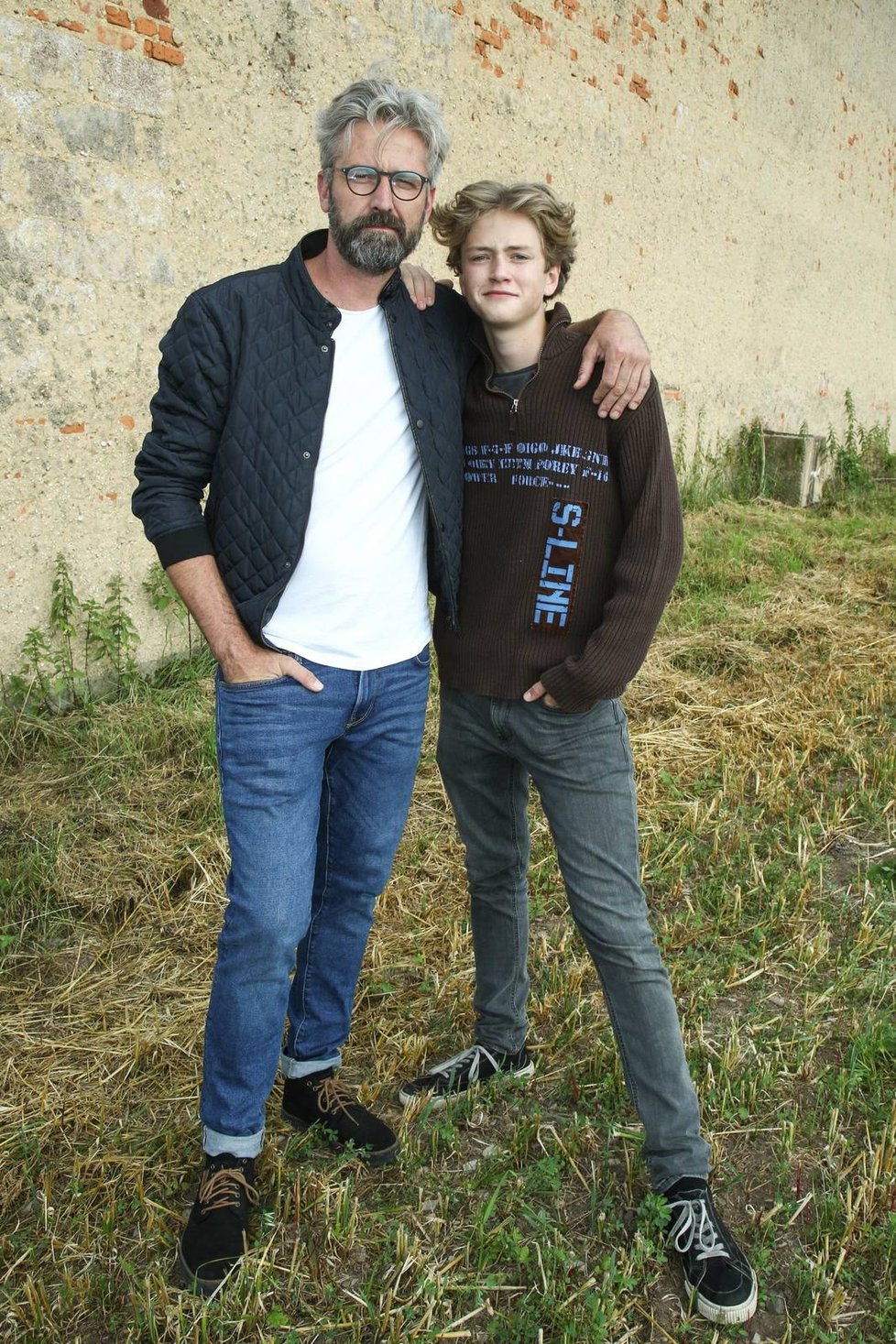 Roman Zach se synem Prokopem o pauze natáčení seriálu Hvězdy nad hlavou.