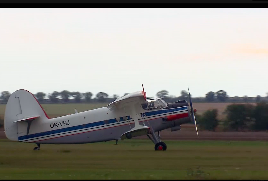 Seskok z nebe? Ani náhodou, slavný parašutistický letoun AN-2, zvaný Andula, seděl na zemi...