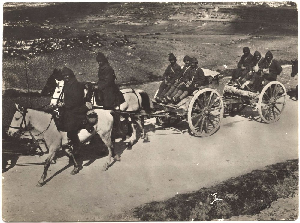 Turečtí vojáci na vozech tažených koňmi.