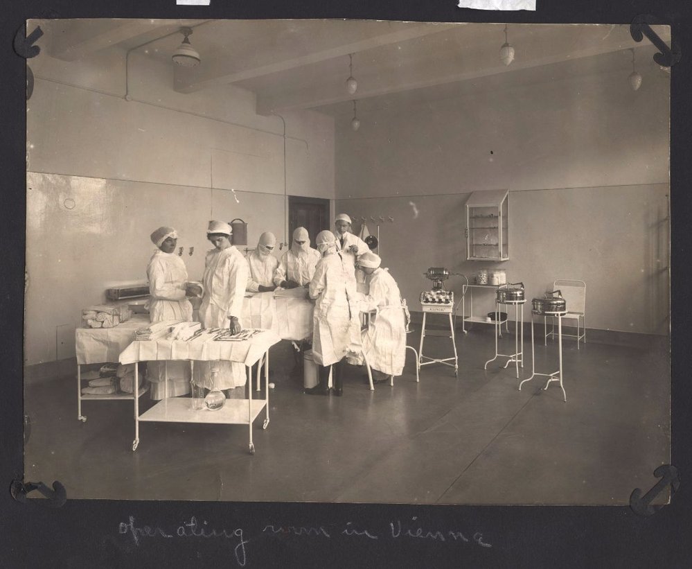 Operační sál ve vídeňské nemocnici Červeného kříže.