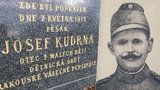 Zapomenutý pomník před motolskou nemocnicí: Na místě zastřelili hrdinu, lidé o něm ale nevědí