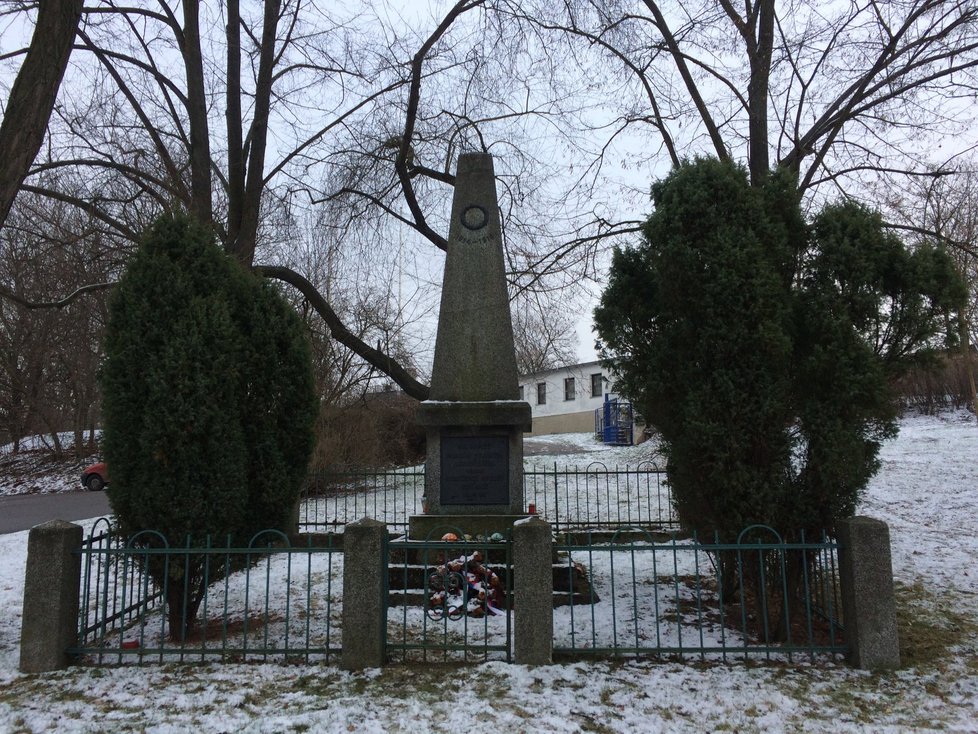 V historické zástavbě Jinonic stojí pomník padlým legionářům a českým vojínům.