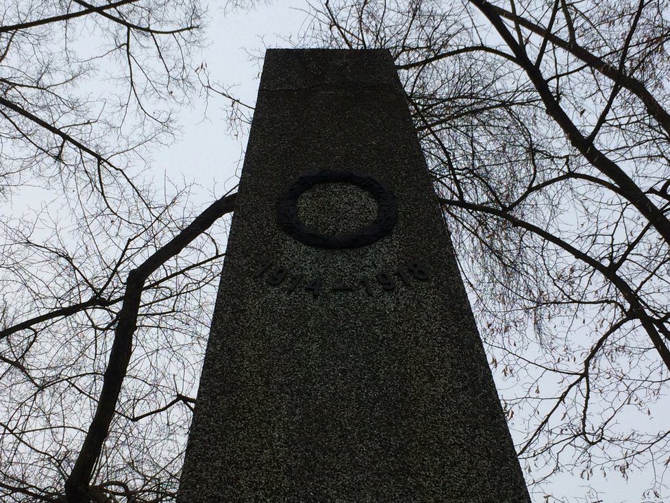 Uprostřed staré jinonické zástavby se k nebi vypíná pomník padlým vojákům z 1. světové války.