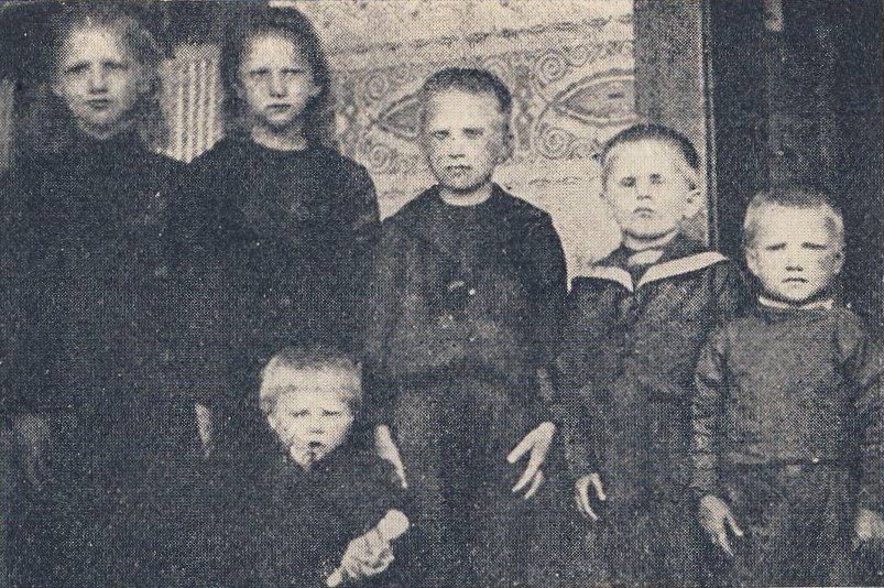 6 ze 7 dětí Josefa Kudrny, kteří se po smrti tatínka a zoufalé sebevraždy maminky staly sirotky.