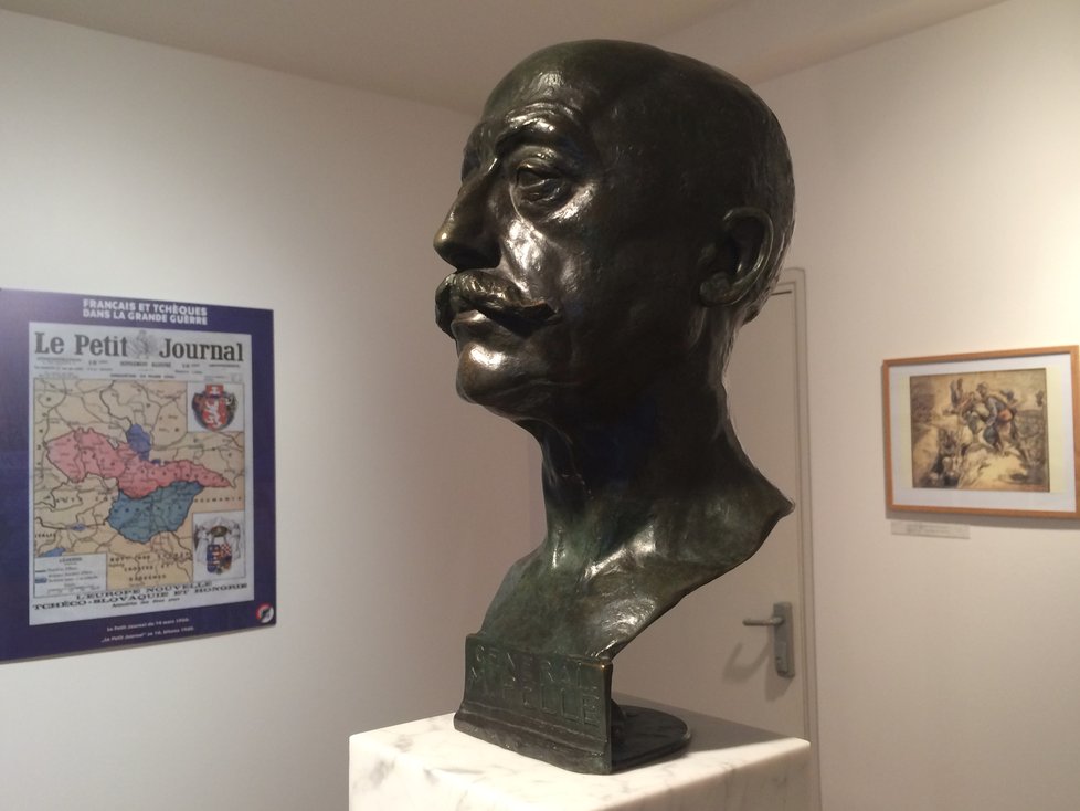 Součástí expozice je busta generála Maurice Pellého, který po 1. světové válce zastával v ČSR post náčelníka hlavního štábu československé branné moci.