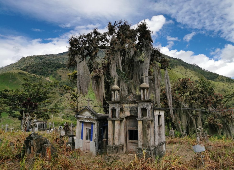 Mysticky vyhlížející hřbitov v blízkosti jihoamerické vesnice Toche.