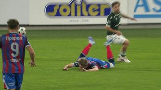 Faul, přesto správně odvolaná penalta v zápase Jablonec - Plzeň Faul, přesto správně odvolaná penalta v zápase Jablonec - Plzeň