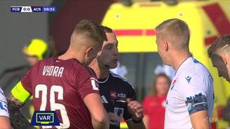 Škrkoň v dráze míče a neudělené druhé žluté karty v zápase Baník-Sparta Škrkoň v dráze míče a neudělené druhé žluté karty v zápase Baník-Sparta