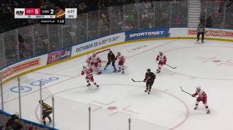 Postava debutoval v NHL v brance Detroitu, kryl 7 z 8 střel Vancouveru Postava debutoval v NHL v brance Detroitu, kryl 7 z 8 střel Vancouveru