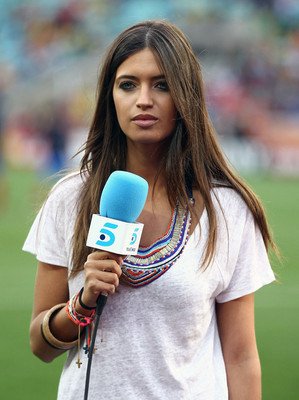 34. Sara Carbonero (Iker Casillas). Španělská sportovní reportérka, která byla vyhlášena nejsvůdnější novinářkou na světě. Brankář Casillas ji při rozhovoru po finále MS 2010, které Španělsko vyhrálo, políbil před celým světěm. Na druhé straně, také byla obviňována, že svého partnera rozptyluje. Je vůbec možné, aby tahle kráska nikoho nerozptylovala?