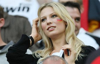 21. Sarah Brandner (Bastian Schweinsteiger). Žije s přítelem a fotbalistou Bayernu a německého národního týmu Schweinsteigerem. Nemůže chybět na každém jeho zápase.