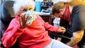 Ve svých 103 letech si Dorothy Pollacková nechala vytetovat žabičku