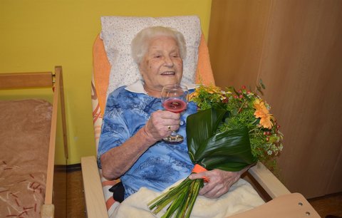 Žofie oslavila 105. narozeniny: Měla jsem dobrý život, řekla a ťukla si vínem 