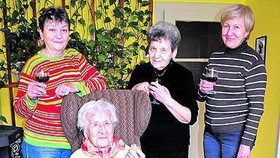 ubilantka si připila vaječným koňakem s dcerou Janou Kalhousovou (zleva 71), neteří Helenou Šebestovou (78) a snachou Hanou Češkovou (68)