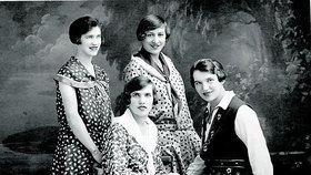 Nejstarší Češka maturovala v roce 1929 (druhá zleva nahoře)