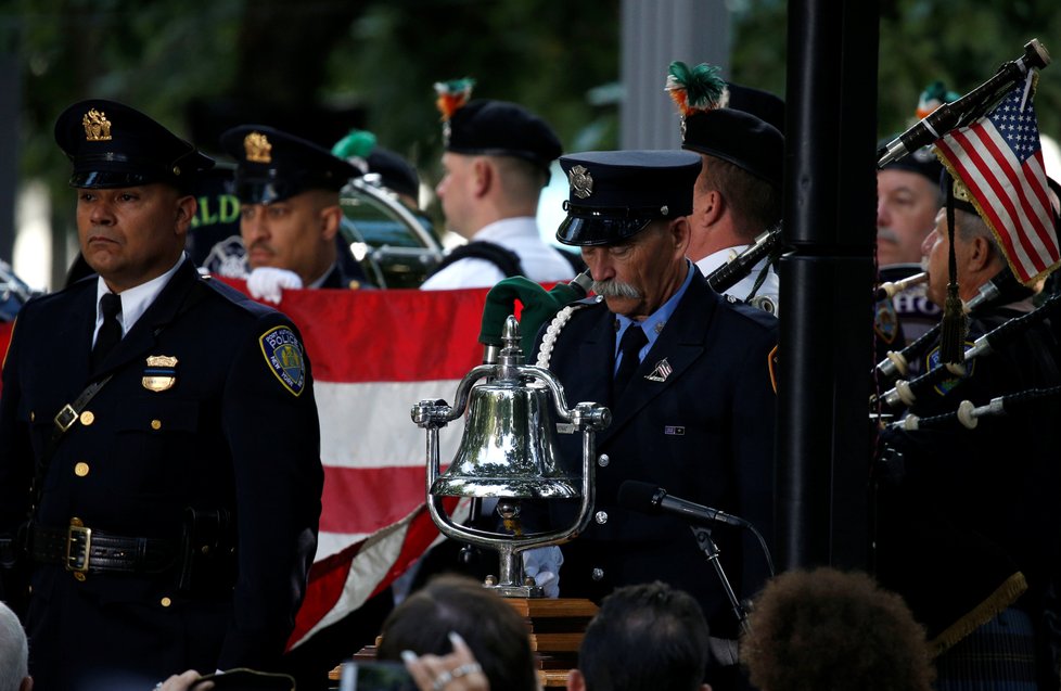 Tisíce lidí se v New Yorku shromáždily ke vzpomínce na oběti teroristických útoků z 11. září 2001.