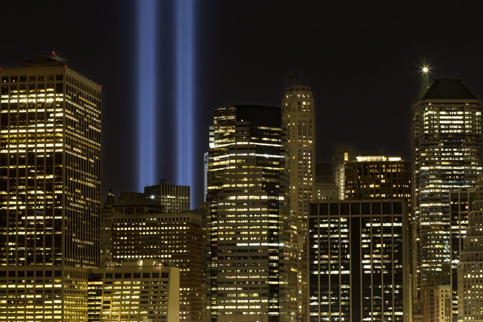 Tisíce lidí se v New Yorku shromáždily ke vzpomínce na oběti teroristických útoků z 11. září 2001.