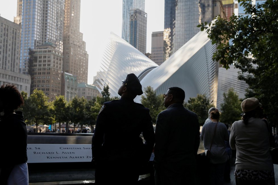 Tisíce lidí se v New Yorku shromáždily ke vzpomínce na oběti teroristických útoků z 11. září 2001.