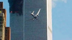 Newyorská dvojčata dopadla před devíti lety podstatně hůř. Byla totálně zničena po náletu dvou letadel. Tento snímek zachytil okamžik, kdy se k mrakodrapu řítí letadlo, zatímco první dvojče už hoří.