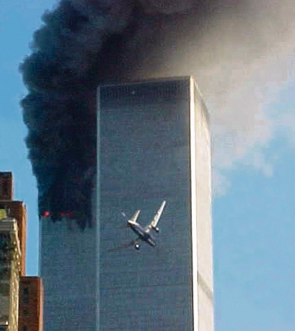 Newyorská dvojčata dopadla před devíti lety podstatně hůř. Byla totálně zničena po náletu dvou letadel. Tento snímek zachytil okamžik, kdy se k mrakodrapu řítí letadlo, zatímco první dvojče už hoří.