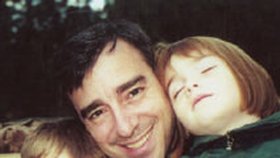 John Candela se svými dětmi. John zahynul při teroristických útocích z 11. září.