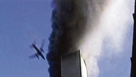New York 11. září 2001, 9:02:56 - unikátní záběr, který si o dva roky později vyžádá jako důkaz americký úřad vyšetřování FBI: druhé letadlo během okamžiku naráží do druhého věžáku.