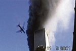 New York 11. září 2001, 9:02:56 - unikátní záběr, který si o dva roky později vyžádá jako důkaz americký úřad vyšetřování FBI: druhé letadlo během okamžiku naráží do druhého věžáku.
