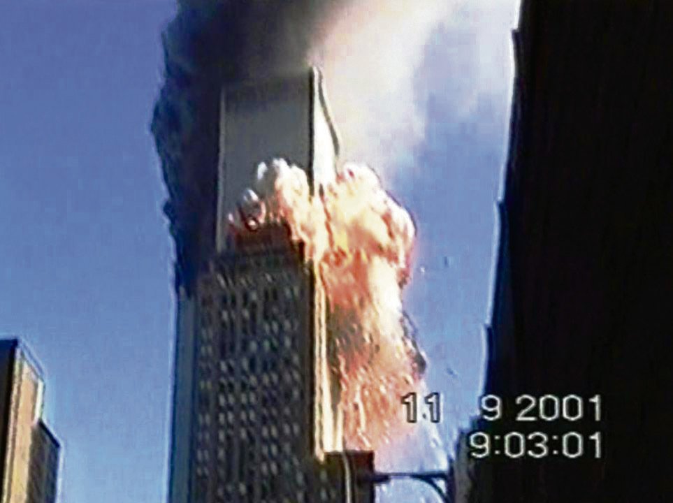 New York 11. září 2001, 9:03:01 – z letadlem zasažené budovy vyšlehnou vysoké plameny a během pouhých 60 minut se mrakodrap zřítí!