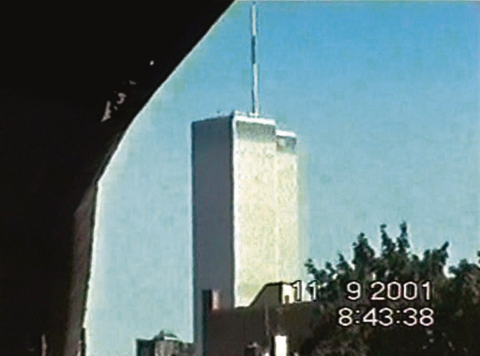 New York 11. září 2001, 8:43:38 - obě budovy Světového obchodního střediska stále ještě stojí.