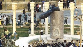 Historická fotografie zachycující okamžik svržení sochy Saddáma Husajna v Bagdádu obletěla v dubnu 2003 celý svět. Diktátorův režim tehdy padl.