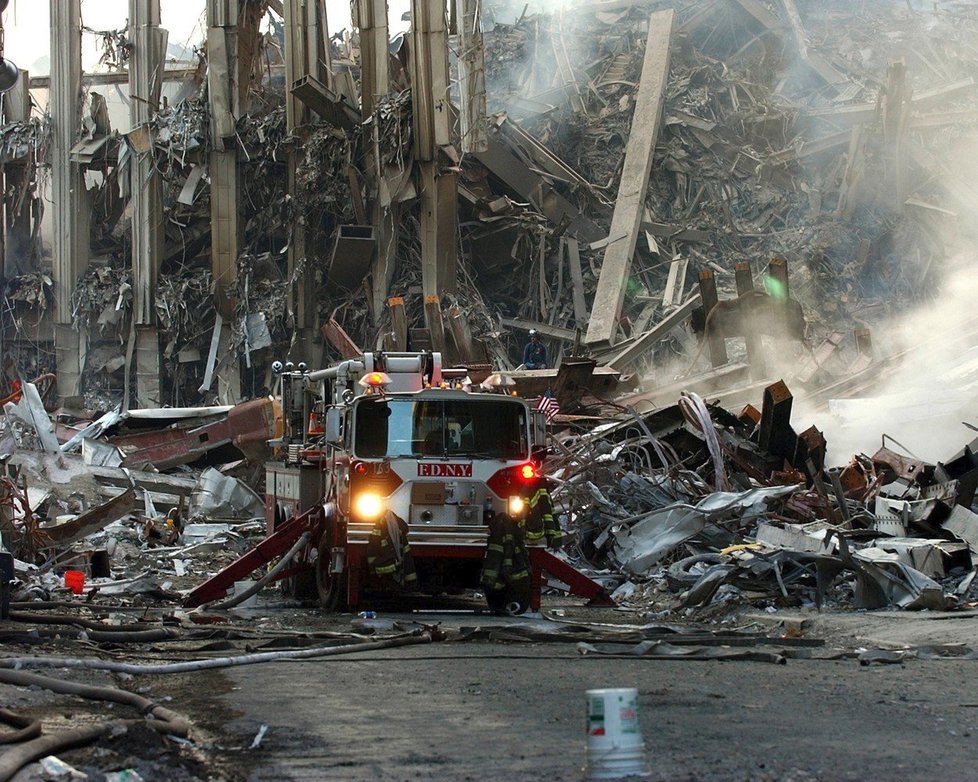 Obrazy zkázy po teroristickém útoku na Světové obchodní centrum