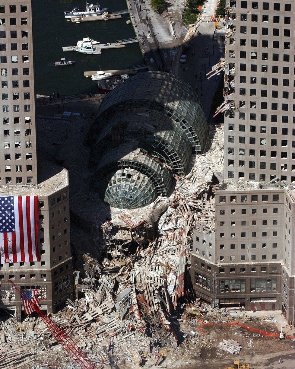Obrazy zkázy po teroristickém útoku na Světové obchodní centrum