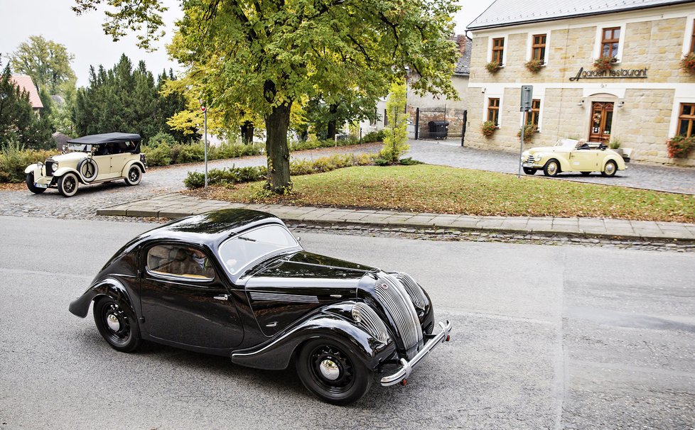 1937: Na úspěchy v Rallye Monte Carlo v roce 1936 navázala minisérie dvou závodních speciálů a 70 produkčních