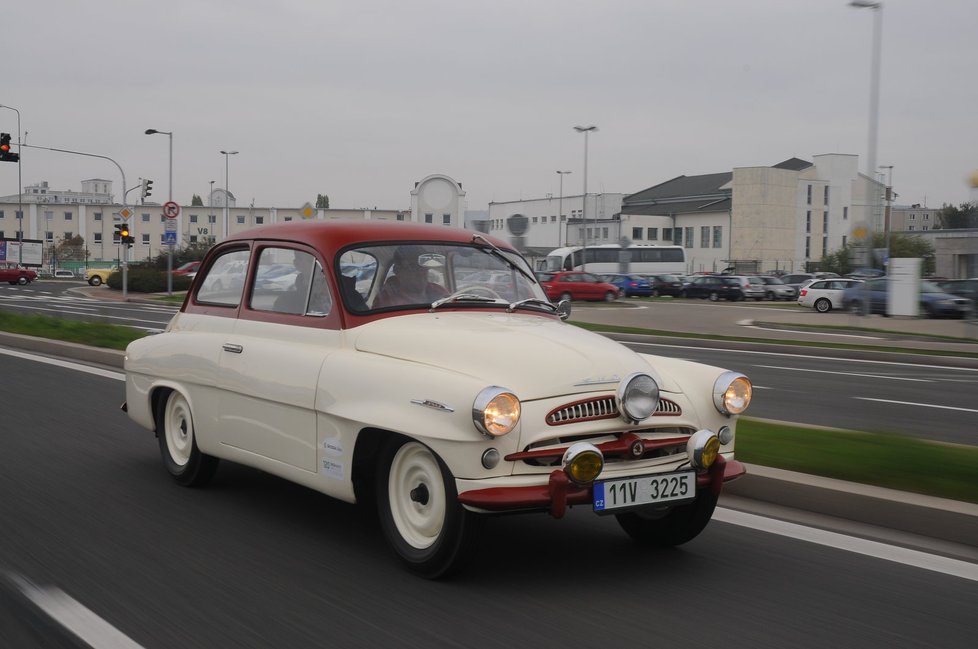 1957: Škoda 440 zvaná se představila Spartak se představila v roce 1955 jen jako vývojový mezityp pro dočasnou výrobu. Nakonec jí vzniklo přes pětasedmdesát tisíc kusů.