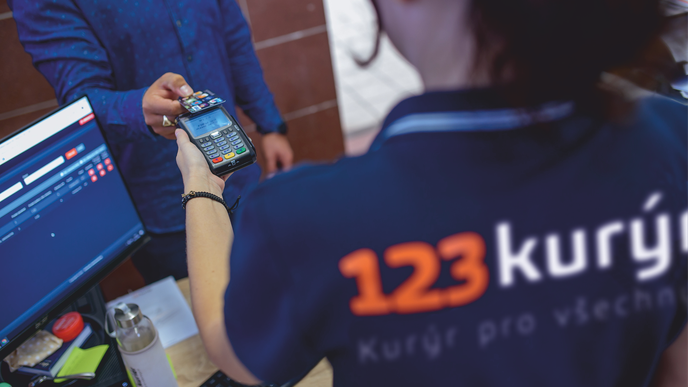 Společnost 123Kurýr končí v Česku a dluží místním řidičům.
