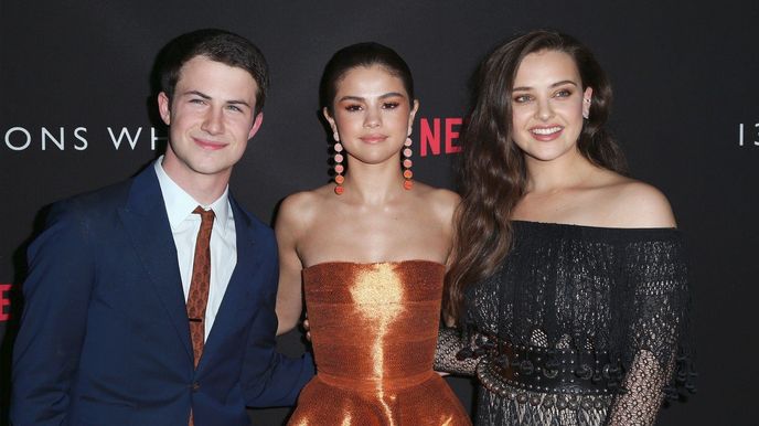 Zleva Dylan Minnette, výkonná producentka Selena Gomez a Katherine Langford