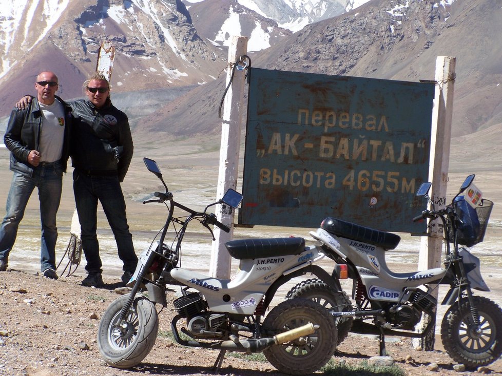 Nejvyšší bod trasy, průsmyk Ak-Bajtal (4655 m), dal prý motorům zabrat.