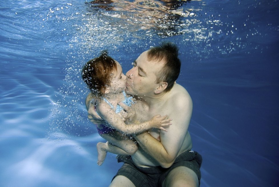 Významným prvkem společného plavání rodičů s dětmi je upevnění citové vazby a navázání vzájemného kontaktu.